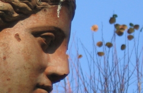 Dettaglio della testa di una statua giardino di villa Stibbert a Firenze